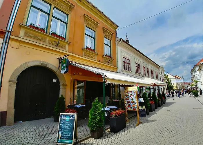 Cherry アパート エゲル